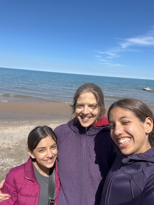 JLT with daughters by the lake Jamie-Lynn and her two daughters by the lake.